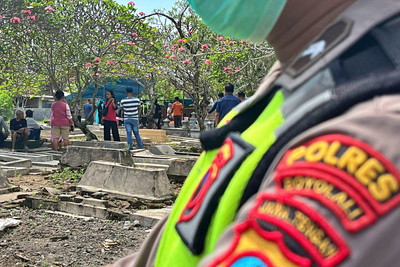 Polisi eksumasi makam warga yang tewas mana sate misterius