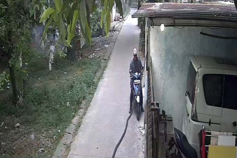 Rekaman CCTV pengrusakan yang dilakukan tetangga di Depok