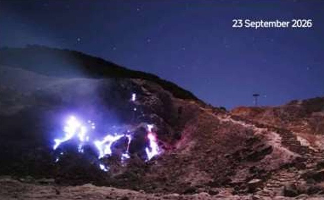 api biru di kawasan Gunung Papandayan