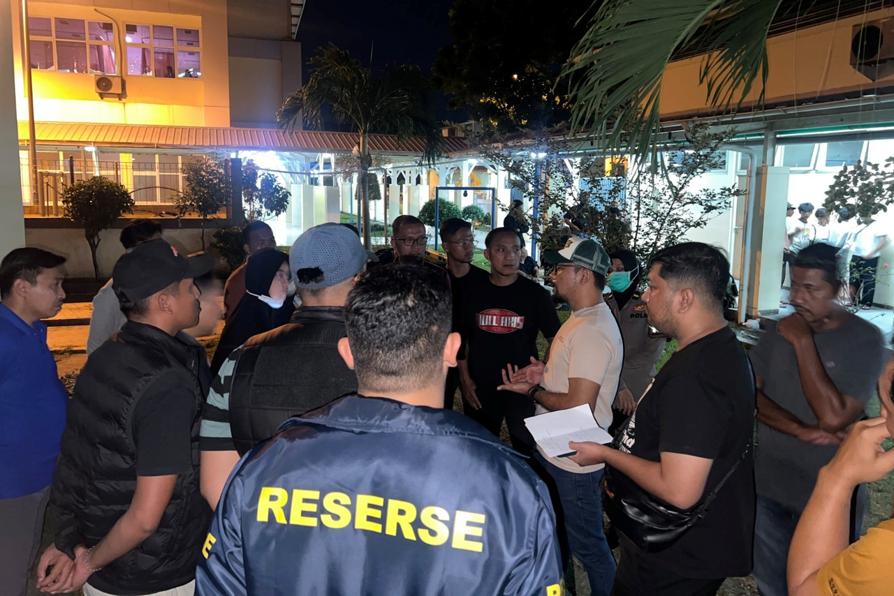 Polisi saat menyelidiki kasus tewasnya mahasiswa