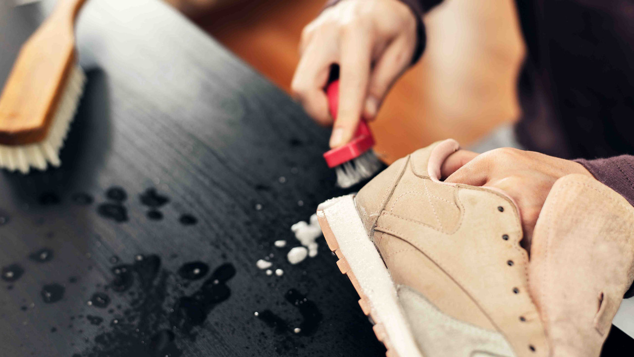 Cara membersihkan sepatu berbahan suede