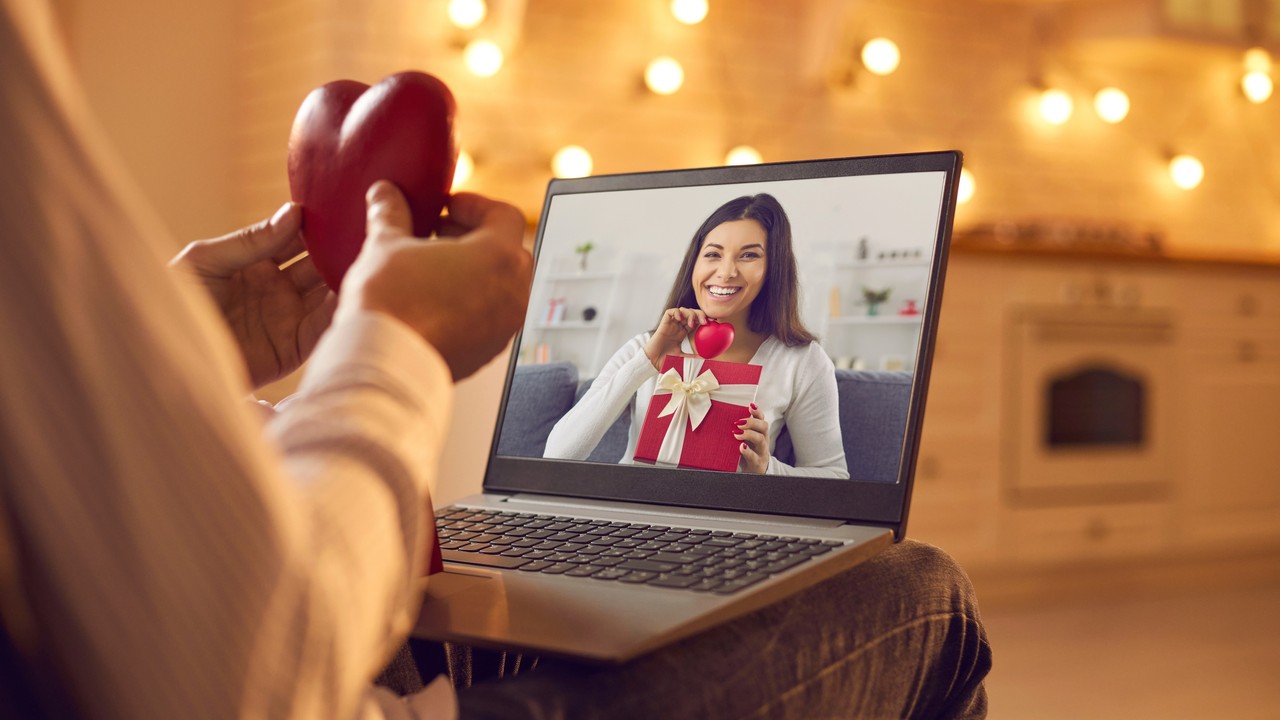 Lipsus Kencan Virtual- Ilustrasi dating online