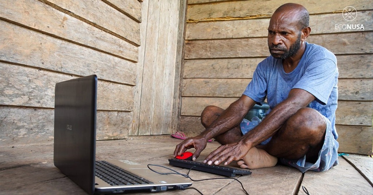 Billy Matemko menginput data kampung ke dalam aplikasi