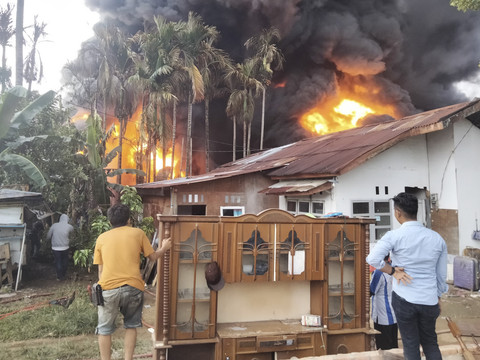 Gudang pabrik karet terbakar di Padang