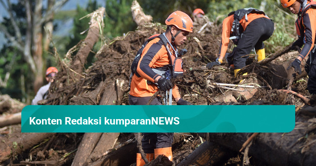 Foto: Tim SAR Terus Mencari Korban Hilang Pasca Banjir Bandang di Solok