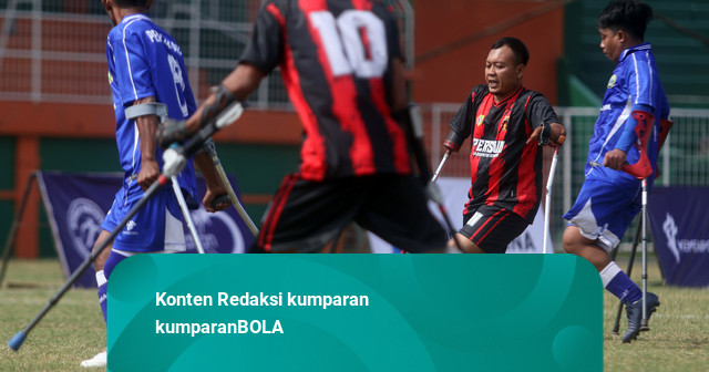 Foto: Aksi Gigih Atlet Sepak Bola Amputasi di Bogor