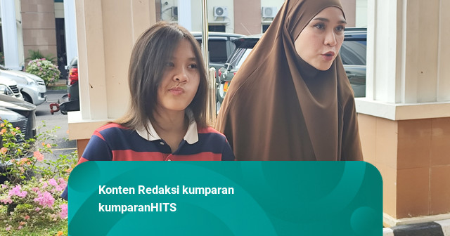 Zaskia Adya Mecca Nikmati Rutinitas Antar-Jemput Anak Sekolah Naik Motor