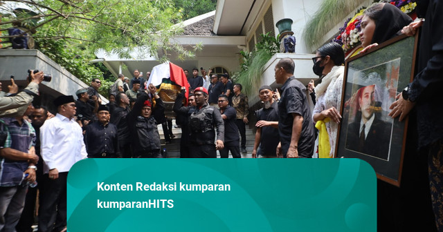 Diiringi Isak Tangis, Guruh Soekarnoputra Dimakamkan di TPU Karet Bivak
