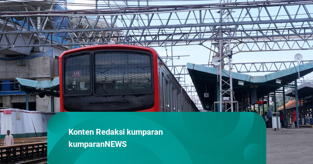 Kebakaran Lahan Dekat Jalur KA, Perjalanan Commuter Line Rangkasbitung Terlambat