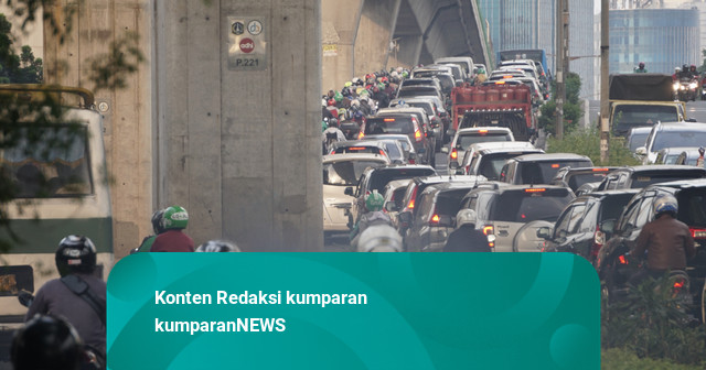 Mobil Tabrak Pembatas di Cawang, Rute TransJ Sempat Dialihkan-Lalin Macet