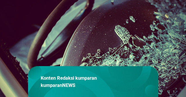 Mobil Double Cabin Tertemper KA Gajahyana di Bulak Kapal Bekasi, Pengemudi Tewas