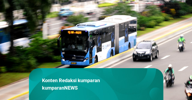Transjakarta Minta Maaf Gangguan di Halte Petukangan Berujung Penumpang Jalan