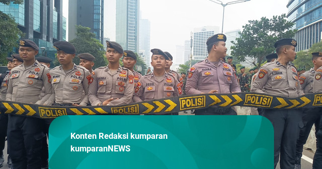 Bentrok Pecah di Proklamasi Menteng: Massa Bawa Bambu, Polisi Amankan Lokasi