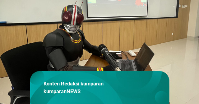 Kisah Yogi, Mahasiswa S2 USD Sidang Proposal Berkostum Satria Baja Hitam