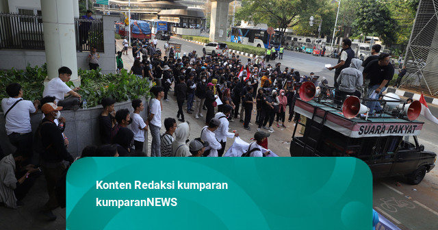 Foto: Massa Gelar Aksi di Kejagung, Desak Febrie Adriansyah Segera Ditahan