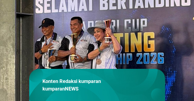 Titiek Soeharto Juara di Kejuaraan Menembak Polri, Diberi Piala oleh Kapolri