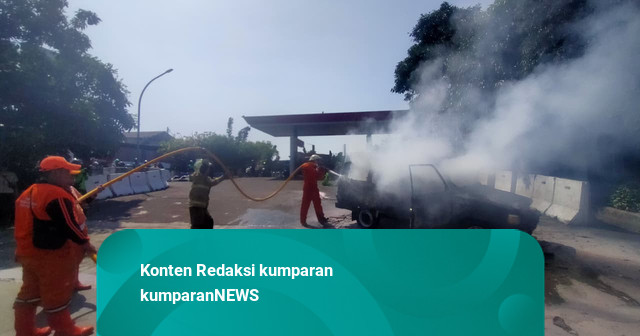 Mobil Terbakar di Depan SPBU Tanjung Barat, Diduga Korsleting