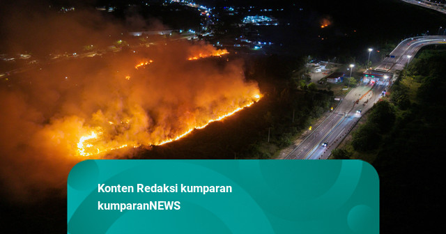 Foto: Kebakaran Lahan Melanda Sisi Gerbang Tol Kramasan, Ogan Ilir