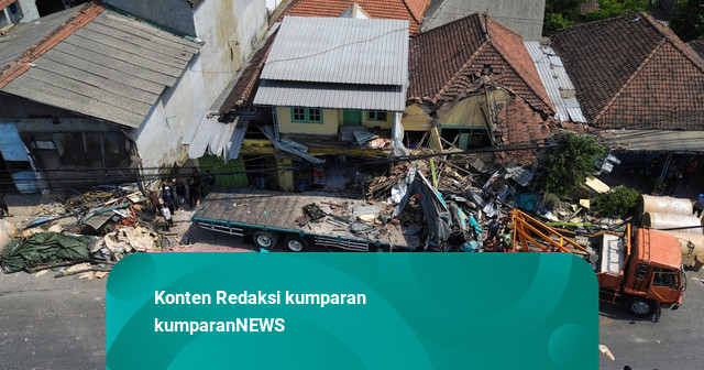 Foto: Truk Trailer Hantam Rumah dan Kendaraan di Pasuruan, 4 Orang Tewas