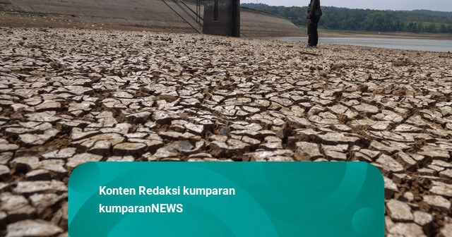 Foto: Dilanda Kemarau, Waduk Delingan di Karanganyar Mengering