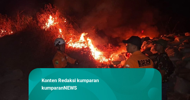 Kebakaran Melanda Semak dan Limbah Kain di Bandung, Asap Membubung Tinggi