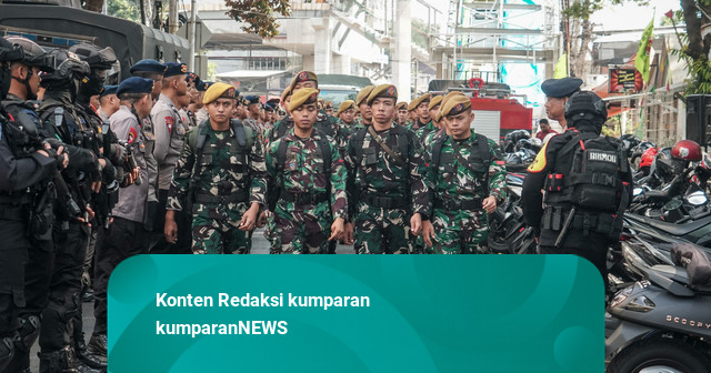 Foto: Personel TNI-Polri Masih Berjaga Usai Bentrok di Kawasan Menteng
