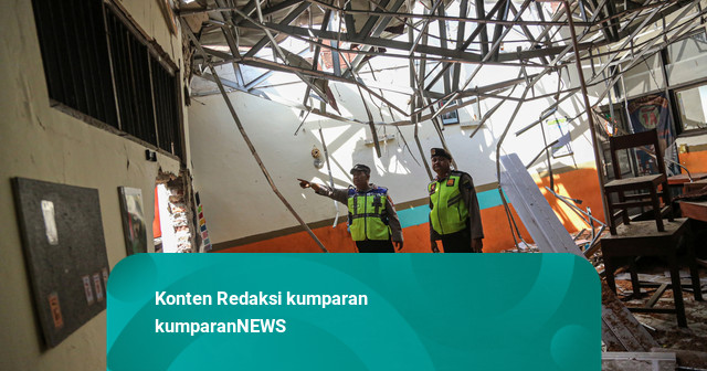 Foto: Ruang Kelas SD di Semarang Rusak Dihantam Pohon Tumbang