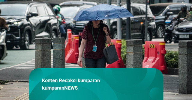 Foto: Panas Terik Tak Surutkan Produktivitas Warga di Kawasan Sudirman