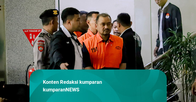 Foto: Bupati Pemalang Anom Widiyantoro Ditahan KPK, Pakai Rompi dan Borgol