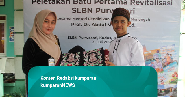 Saat Mendikdasmen Mu'ti Dapat Hadiah Syal Batik Karya Siswa Tunarungu di Kudus