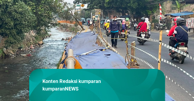 Trotoar di Jalan Raya Sawangan Depok Amblas
