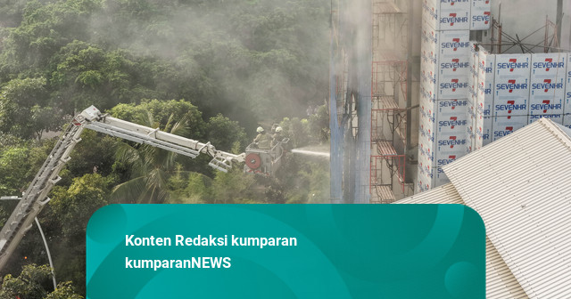 Foto: 22 Unit Damkar Dikerahkan Padamkan Kebakaran Gedung di Cikini
