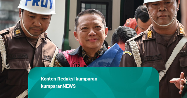 Foto: Ekpresi Eks Jampidsus Febrie Adriansyah Pakai Rompi Tahanan dan Diborgol