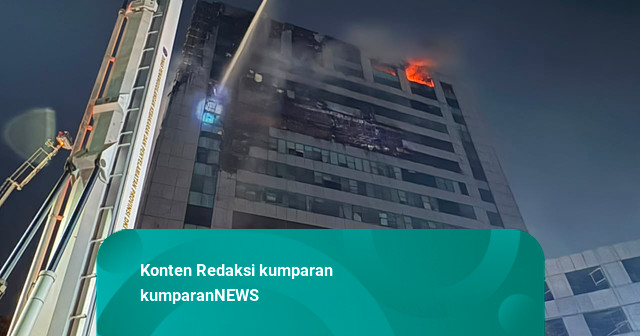 Sudah 4 Jam Api Membakar Gedung Bapenda DKI, Damkar Masih Berjibaku Padamkan