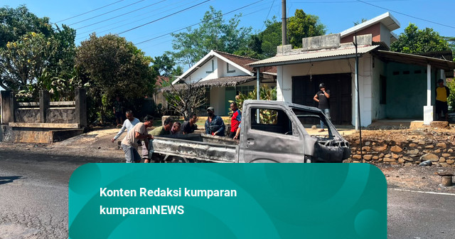 Mobil Pikap Terbakar Usai Tabrak Truk di Pati