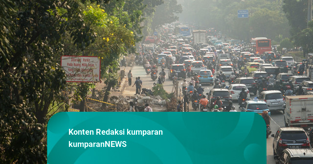 Foto: Penataan Trotoar Picu Macet di Simpang Cawang