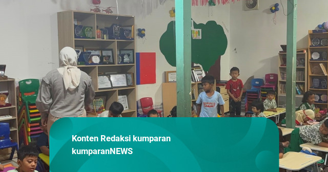 Bertahan Tanpa Digaji: Kisah Perjuangan Iin Hidupkan Sekolah Anak Jalanan
