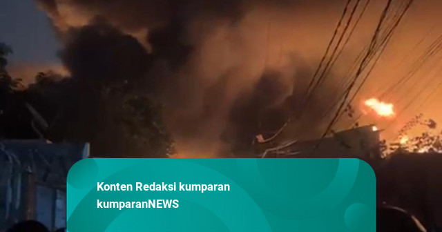 Pabrik Bingkai di Duren Sawit Jaktim Terbakar, 22 Unit Damkar Dikerahkan