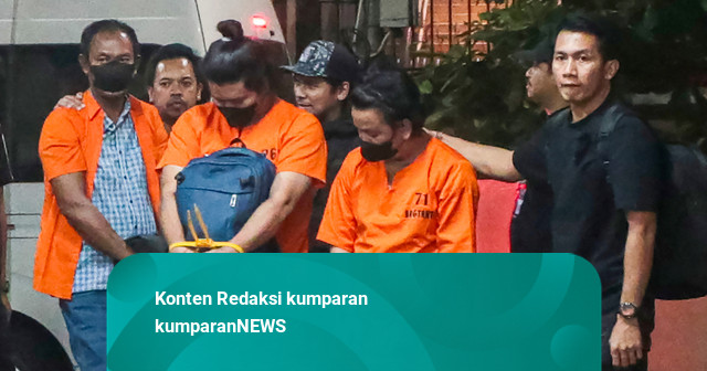 Foto: 8 WNA Tersangka Penyelundupan 1,3 Ton Ketamin Digiring ke Bareskrim