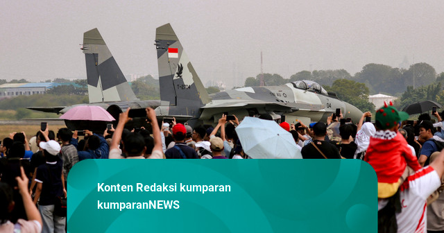 Foto: Warga Antusias Saksikan Pesawat Tempur Latihan untuk HUT 81 RI
