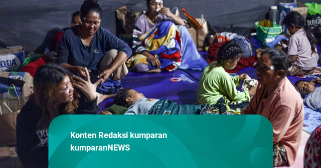 Foto: Korban Gempa 7,7 Magnitudo di NTT Bermalam di Tenda Pengungsian