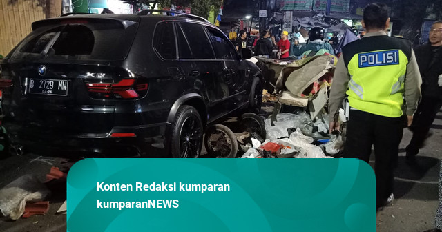 Mobil BMW Tabrak Becak dan Gerobak di Bandung, 2 Orang Luka-luka