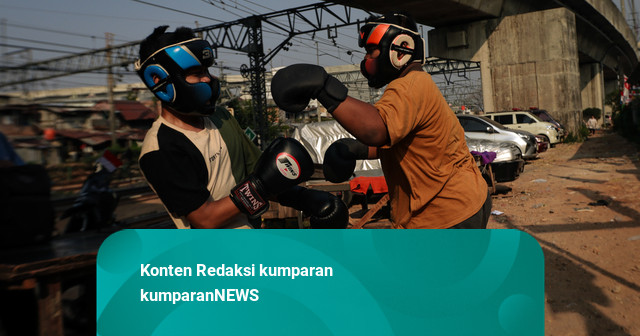 Foto: Dua Remaja di Menteng, Berlatih Tinju di Lahan Kosong Rel Kereta Api