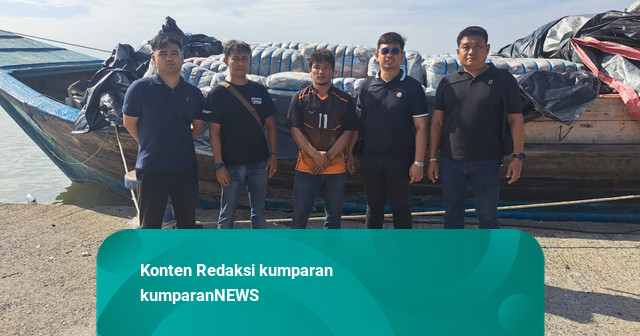 TNI AL dan Bea Cukai Tangkap Penyelundup 400 Koli Pakaian Bekas dari Malaysia