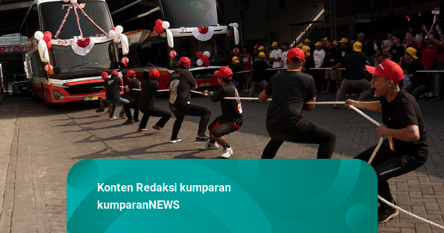 Foto: Adu Kuat Tarik Bus Sambut Kemerdekaan