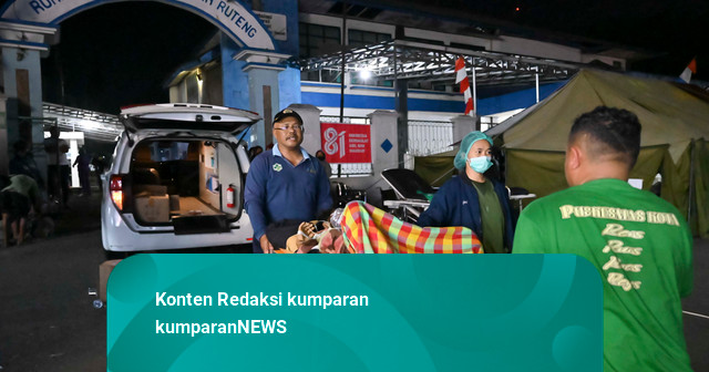 Foto: RSUD Ruteng Rusak Usai Gempa NTT, Pasien Dirawat di Tenda Darurat