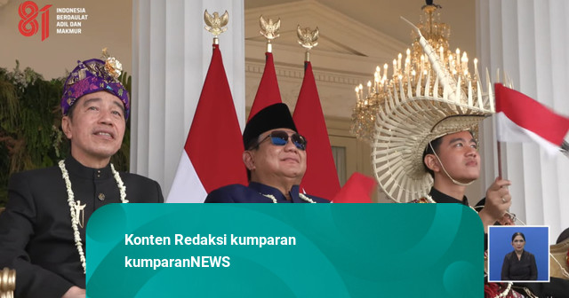 Momen Prabowo Diapit Jokowi dan Gibran saat Nonton Atraksi Pesawat di Istana