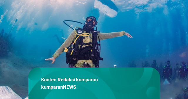 81 Penyelam Kibarkan Merah Putih dan Menari Gelang Soko di Dasar Laut Situbondo