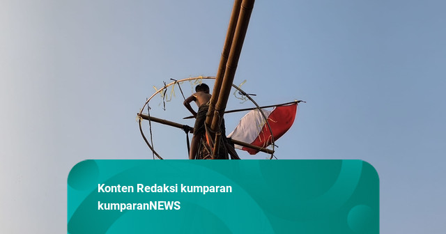 Serunya Lomba Panjat Gedebok Pisang Warga Pulo Gebang, Berebut Perabotan