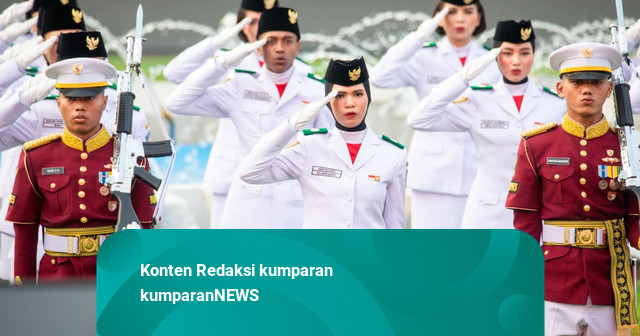 Saat Siswi Sekolah Rakyat Dipercaya Bertugas dalam Upacara Penurunan Bendera